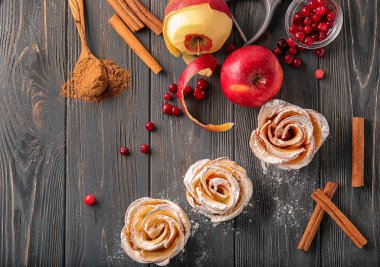 Puf böreği ahşap masa üzerinde lezzetli elma gül ile kompozisyon