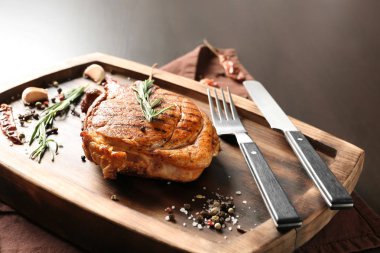 Lezzetli ızgara biftek ve baharat tablo ile ahşap tahta