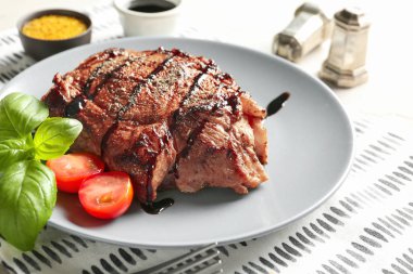 Plaka ile masada lezzetli ızgara biftek