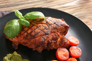 Tablo, closeup lezzetli ızgara biftek ile plaka