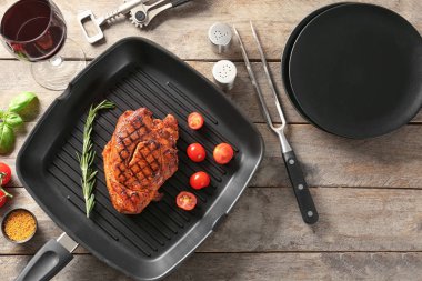 Biberiye ve domates masada lezzetli ızgara biftek ile pan