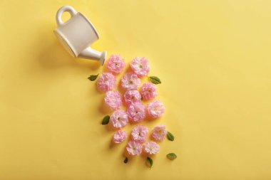 Sulama olabilir ve renk arka plan üzerinde çiçek çiçekler kompozisyonu