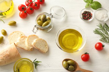 Zeytinyağı ve ahşap masa farklı ürün kompozisyonu