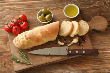 Ekmek ve zeytinyağı ahşap masa üzerinde kompozisyonu