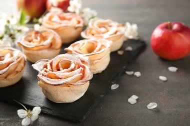 Puf böreği kayrak plaka üzerinde lezzetli elma gül