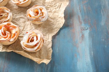 Puf böreği parşömen üzerine lezzetli elma gül