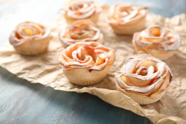 Puf böreği parşömen üzerine lezzetli elma gül