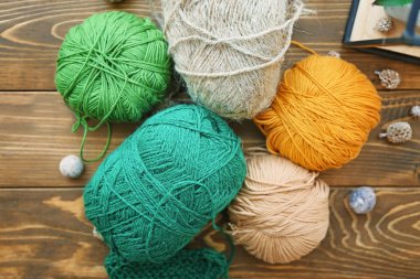 Ahşap masa üzerinde iplik örgü