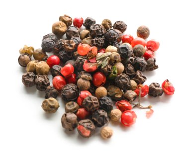 beyaz zemin üzerinde farklı biber karışımı