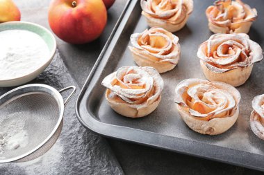 Lezzetli gül şekilli elma pasta tablo ile fırın tepsisi