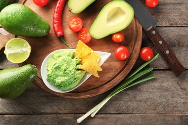 Lezzetli guacamole, cips ve sebze masada ahşap tahta