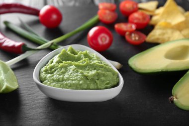 Lezzetli guacamole ve sebze tablo ile kase