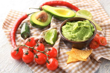 Lezzetli guacamole, cips ve peçete sebze ile kase