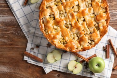 Ahşap masa üzerinde lezzetli elmalı turta ile kompozisyon