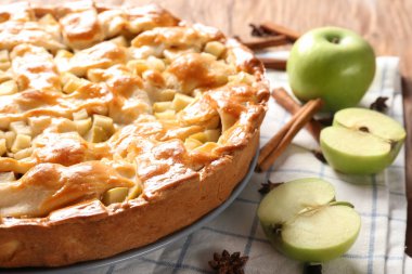 Tablo, closeup lezzetli elmalı turta ile plaka