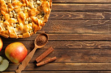Ahşap masa üzerinde lezzetli elmalı turta ile kompozisyon