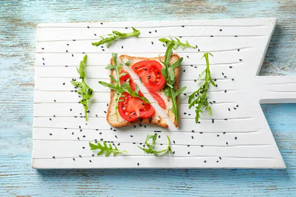Geroosterd Brood Met Tomaten Een Houten Bord — Stockfoto