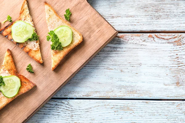 Geroosterd Brood Met Komkommer Houten Bord — Stockfoto