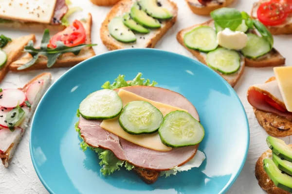 Geroosterd Brood Met Ham Kaas Plaat — Stockfoto
