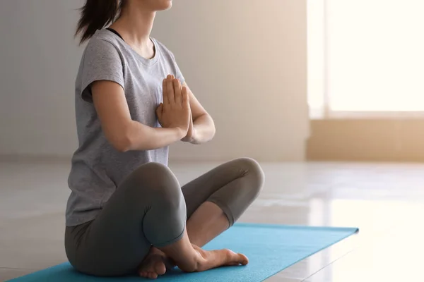 Jonge Vrouw Die Yoga Binnen Oefent — Stockfoto