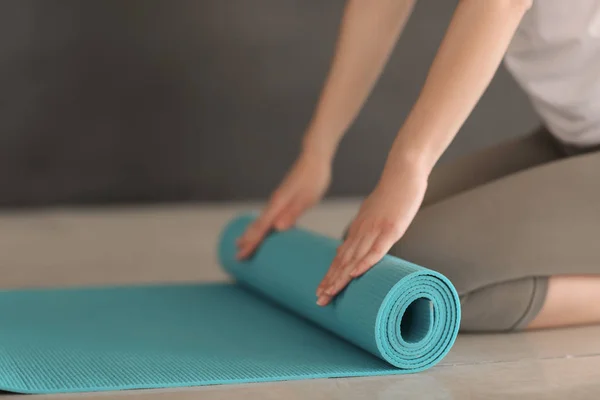 Yoga Mat Kapalı Olan Kadın — Stok fotoğraf