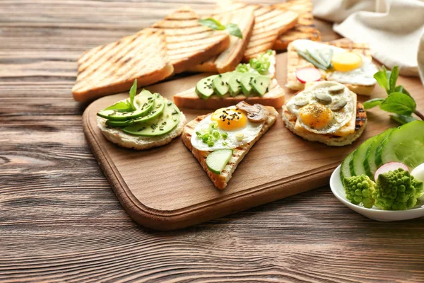 Verschillende Heerlijke Toast Houten Bord — Stockfoto