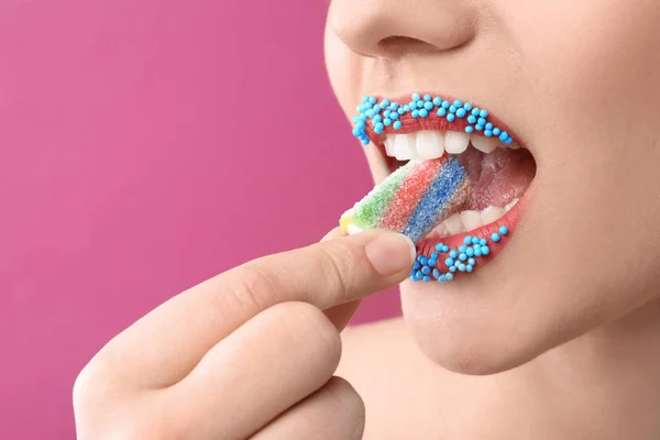 Hermosa Mujer Joven Con Maquillaje Creativo Dulces Boca Sobre Fondo — Foto de Stock