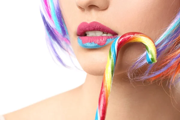 Krásná Mladá Žena Kreativní Make Candy Cane Bílém Pozadí Closeup — Stock fotografie