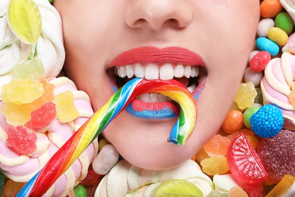 Twarz Piękną Młodą Kobietę Trzciny Cukrowej Candy Ustach Otoczony Przez — Zdjęcie stockowe