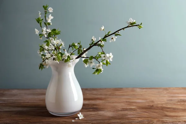 Vase Mit Schönen Blühenden Zweigen Auf Holztisch — Stockfoto