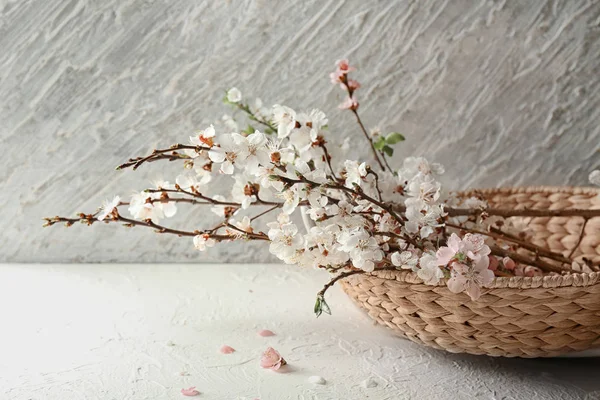 Wicker Bowl Blooming Flowers Table — Stock Photo, Image