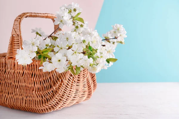 Panier Osier Avec Des Branches Fleurs Sur Table — Photo