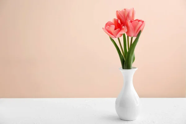 Ваза Красивими Тюльпанами Столі Кольоровому Фоні — стокове фото