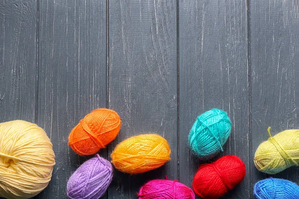 Fils Tricoter Colorés Sur Table Bois — Photo