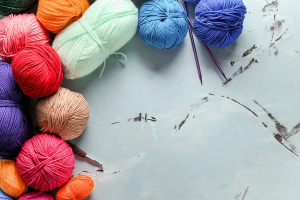 彩色针织纱桌 — 图库照片