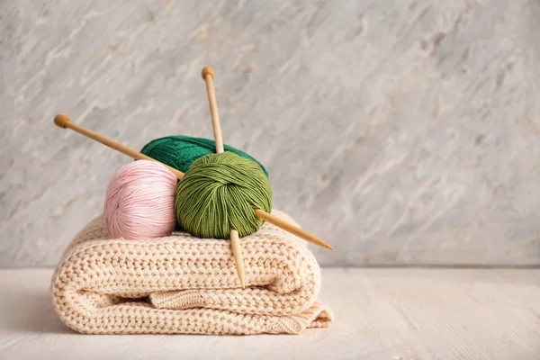 Knitting Yarn Needles Scarf Wooden Table — Stock Photo, Image