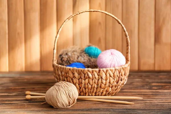 Wicker Basket Knitting Yarn Needles Table — Stock Photo, Image