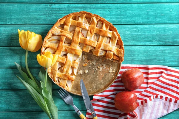 Assiette Avec Tarte Aux Pommes Maison Savoureuse Sur Table Bois — Photo