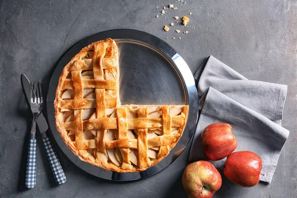 Teller Mit Leckerem Hausgemachtem Apfelkuchen Und Frischem Obst Auf Dem — Stockfoto