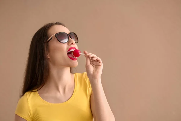 Jovem Atraente Com Pirulito Fundo Cor — Fotografia de Stock