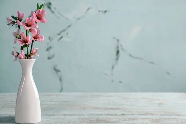 Vaso Com Belos Ramos Florescentes Mesa Madeira — Fotografia de Stock