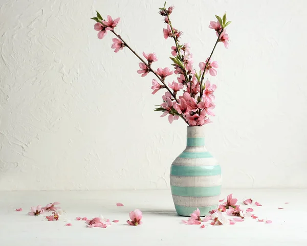 Vase Avec Belles Branches Fleuries Sur Table Blanche — Photo
