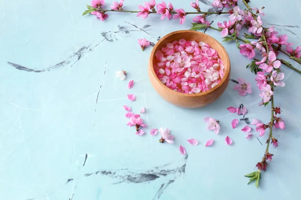 Tigela Madeira Com Água Flores Flor Mesa — Fotografia de Stock