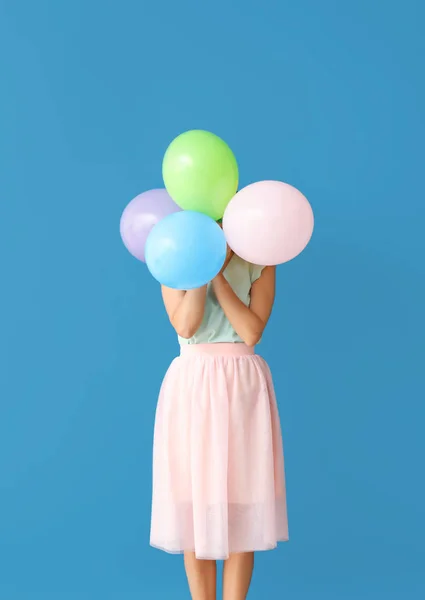 色の背景に風船と美しい若い女性 — ストック写真