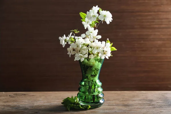 Vase Mit Schönen Blühenden Zweigen Auf Holztisch — Stockfoto