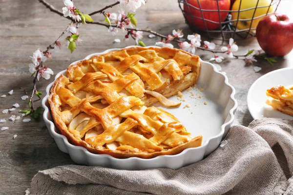 Prato Cozedura Com Torta Maçã Saborosa Mesa Madeira — Fotografia de Stock