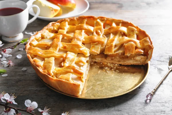 Bandeja Com Torta Maçã Saborosa Mesa Madeira — Fotografia de Stock