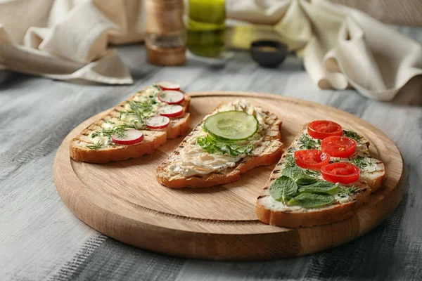 Heerlijke Toast Houten Tafel — Stockfoto