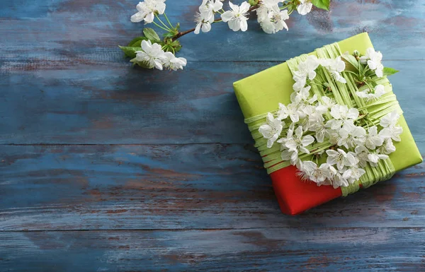 Elegant Present Box Och Våren Blommor Trä Bakgrund — Stockfoto