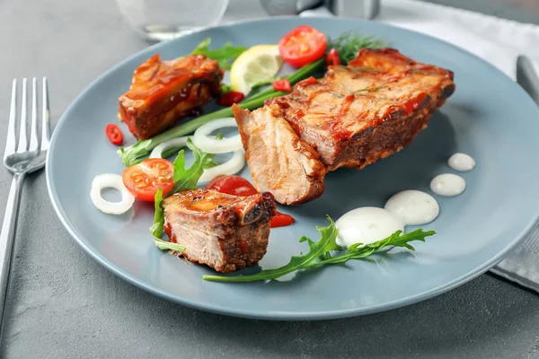 Plate Delicious Grilled Ribs Sauce Vegetables Table — Stock Photo, Image